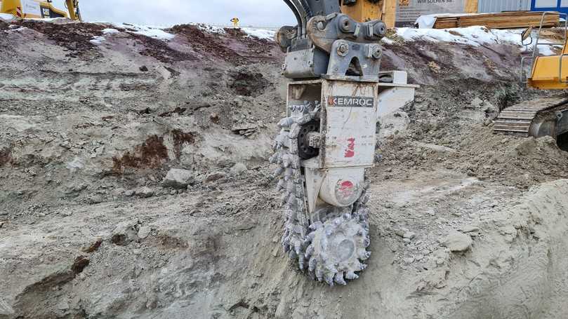 Zum Öffnen des Kanals in felsigem Untergrund kam die Kemroc-Kettenfräse EK 150 zum Einsatz. Zwischen den seitlichen Schneidköpfen läuft eine Fräskette mit Hartmetallmeißeln. Sie entfernt den normalerweise entstehenden Mittelsteg aus Gestein. | Foto: Kemroc