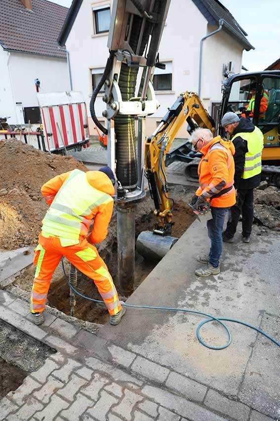 Der Saugbagger nimmt das, durch den hydraulischen Spaten gelöste Material, auf. | Foto: MTS Mobile Tiefbau Saugsysteme Der Saugbagger nimmt das, durch den hydraulischen Spaten gelöste Material, auf. | Foto: MTS Mobile Tiefbau Saugsysteme