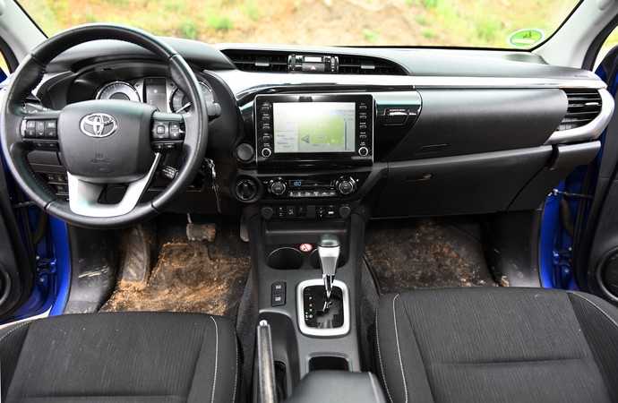 Blick ins Cockpit beim Toyota Hilux. | Foto: Frank Hausmann