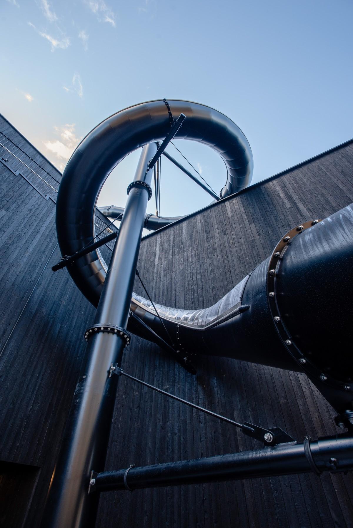 Spaß ist angesagt: die Kurvenrutsche führt über 15 Höhenmeter direkt vom Dach auf den Boden. | Foto: Nicolas Tourrenc