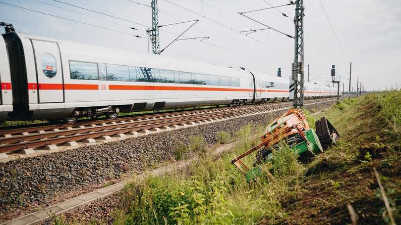 Funkraupen-Einsatz der Firma Janssen bei der jährlichen Pflege an Bahnstrecken. | Foto: Janssen