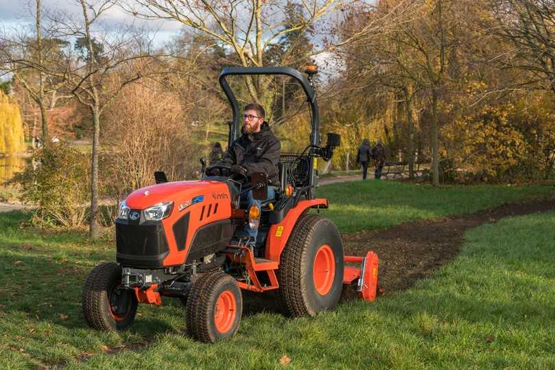 Der elektrisch angetriebene Traktor mit einer Leistung von 19 kW und einer Batteriekapazität von 25 kWh hat eine Schnelladefunktion, durch die die Li-Ionen-Akkus in nur einer Stunde geladen werden, die Arbeitszeit beträgt dann 3,5 h. | Foto: Kubota