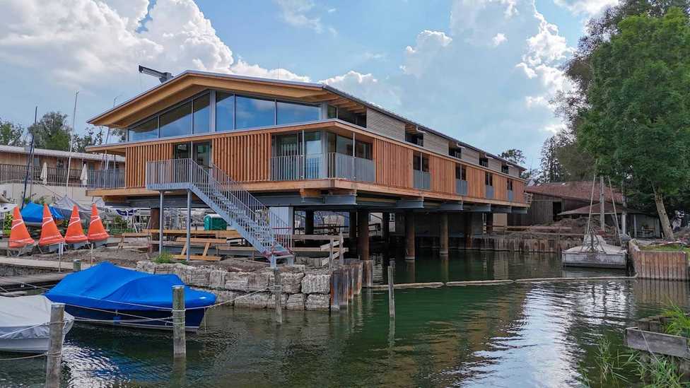 Bauprojekt Chiemsee Yachtclub: Neue Wasserhalle schwebt über dem Hafenbecken