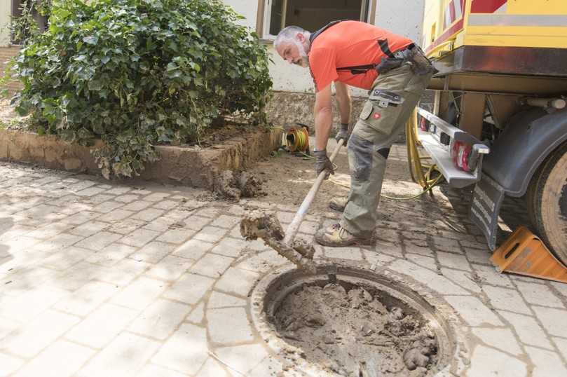 Knochenarbeit: Nach der Flut sind Schächte und Kanäle verschlammt – manches Mal hat ein Schmutzfang Schlimmeres verhindert. | Foto: IKT