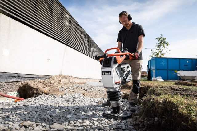 Verdichtungstechnik in Bobcat-Farben? Durch eine Kooperation mit Ammann kann Bobcat erstmals auch handgeführte Verdichtungsgeräte wie den Stampfer R60 in sein Programm aufnehmen.