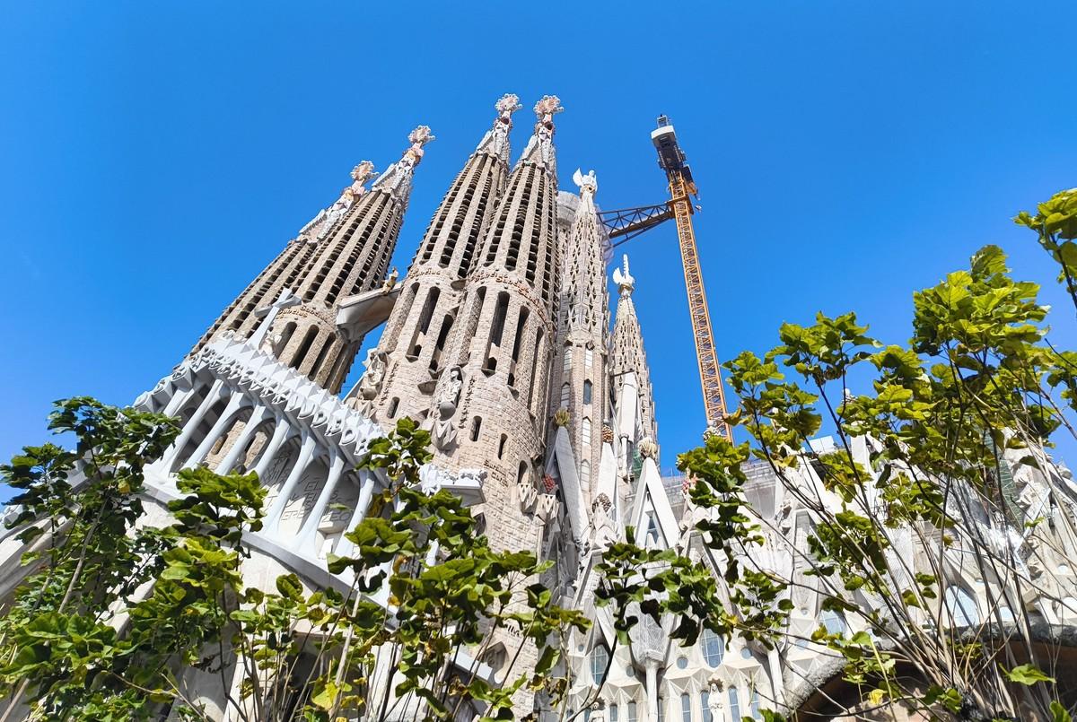 Sagrada Familia: Ein Liebherr-Verstellauslegerkran 710 HC-L hilft bei der Vollendung des Hautturms "Jesus Christus". | Foto: B. Valdix