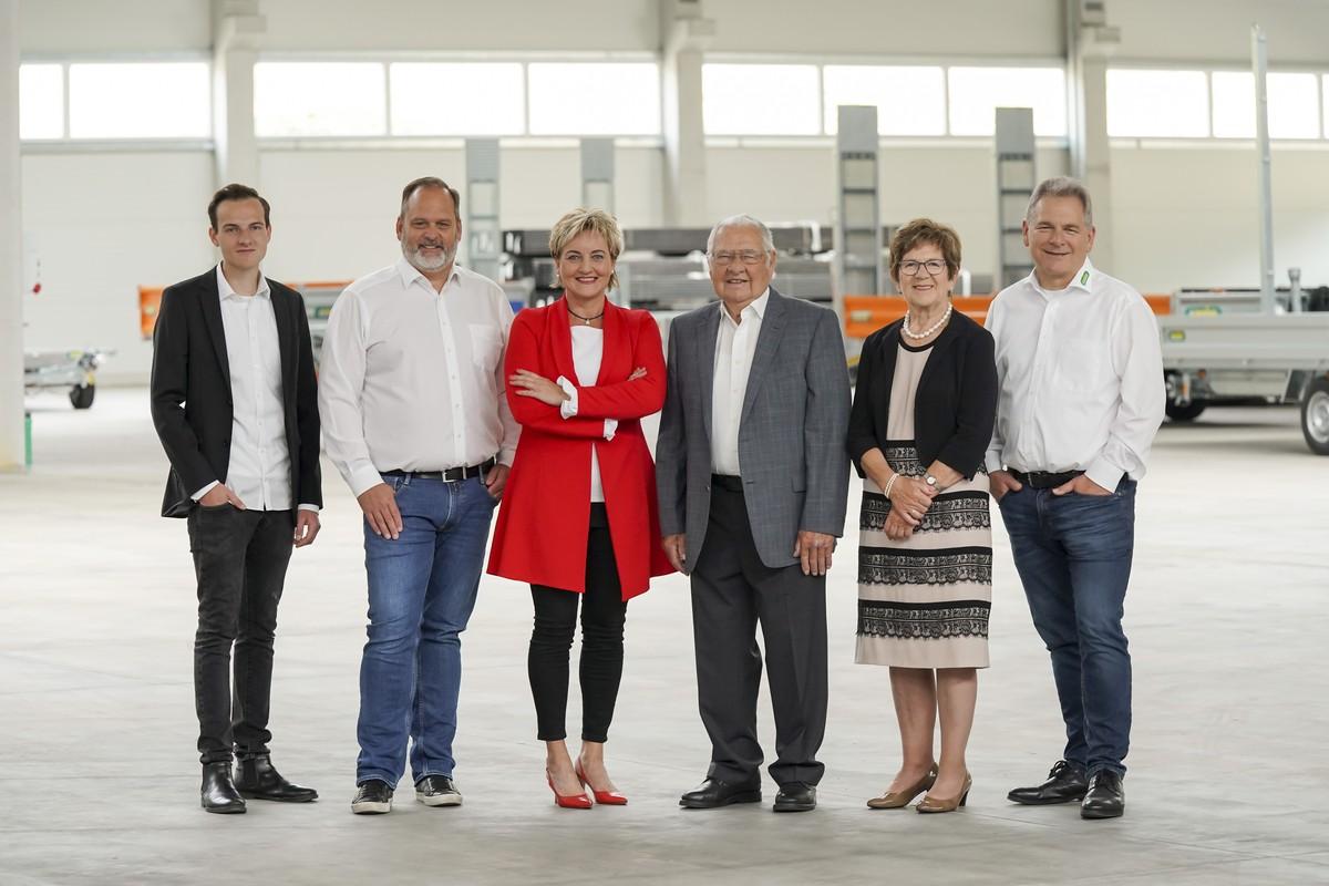 Die Familie zusammen mit dem Geschäftsführer der Unsinn Fahrzeugtechnik: Josef Unsinn jun. (von links), Gunnar Bregler, Rosa Unsinn, Leonhard Unsinn (1935-2021), Sofie Unsinn und Josef Unsinn. | Foto: Unsinn Fahrzeugtechnik