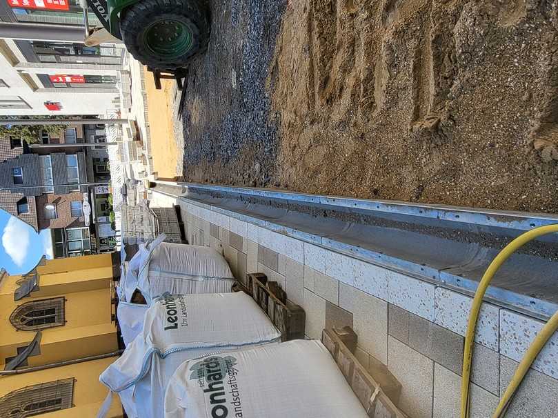 Der Einbau der Birco-Sir-Rinne. Sie wird gesetzt wie eine normale Entwässerungsrinne mit Fundament und Rückenstütze. | Foto: Birco Der Einbau der Birco-Sir-Rinne. Sie wird gesetzt wie eine normale Entwässerungsrinne mit Fundament und Rückenstütze. | Foto: Birco