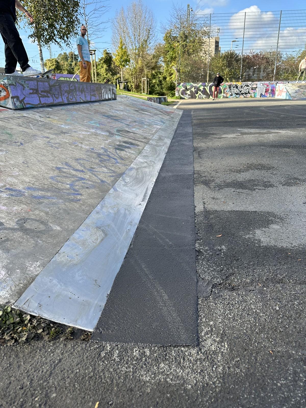 Nach nur kurzer Aushärtungszeit waren die Rampen und Rails des Skateparks wieder befahrbar. | Foto: Triflex