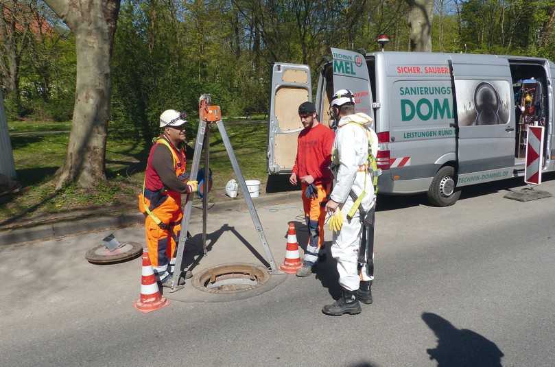 Einstieg für die Sanierungskolonne. Die Abwasserschächte befanden sich mitten auf der Straße, was eine durchdachte Verkehrssicherung erforderte. | Foto: Sanierungstechnik Dommel