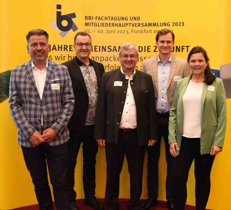 Der neu gewählte Vorstand des bbi (v.l.n.r.): Dr. Thomas Schnohr (pfk Group GmbH), Peter Schrader (Zeppelin Rental), Heinrich Odenwälder (Odenwälder Baumaschinen GmbH), Roman Roggermaier (Roggermaier Arbeitsbühnen) und Carolin Ziesmann (Ziesmann Baugeräte GmbH). Es fehlt: Dr. Alexander Frass (MF Gabelstapler Service GmbH). | Foto: bbi