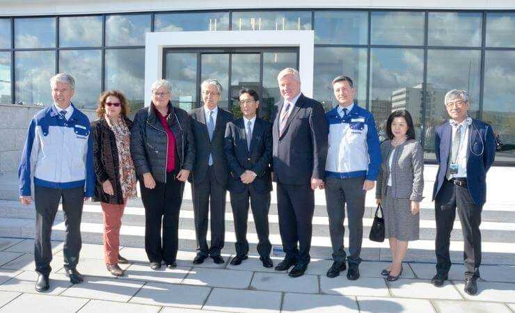 Großer Bahnhof in Hannover: Deutschlandchef Ralf Petzold, Michaela Michalowitz (Region Hannover), Sabine Tegtmeier-Dette (Stadt Hannover), Botschafter Takeshi Yagi, Komatsu-Präsident Hiroyuki Ogawa, Dr. Bernd Althusmann, Göksel Güner, Kikuko Kato und Masatoshi Morishita vor dem neuen Komatsu-Gebäude.