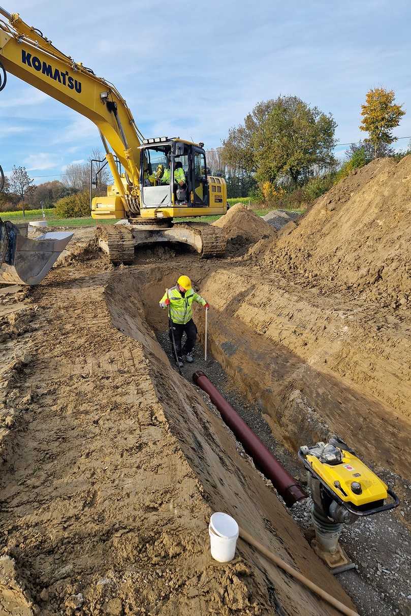 Die Mitarbeiter der bauausführenden Redeker Tiefbau GmbH kommen auf der Baustelle dank der einfachen Handhabung des HS-Kanalrohrsystems gut voran. | Foto: Funke Kunststoffe Die Mitarbeiter der bauausführenden Redeker Tiefbau GmbH kommen auf der Baustelle dank der einfachen Handhabung des HS-Kanalrohrsystems gut voran. | Foto: Funke Kunststoffe