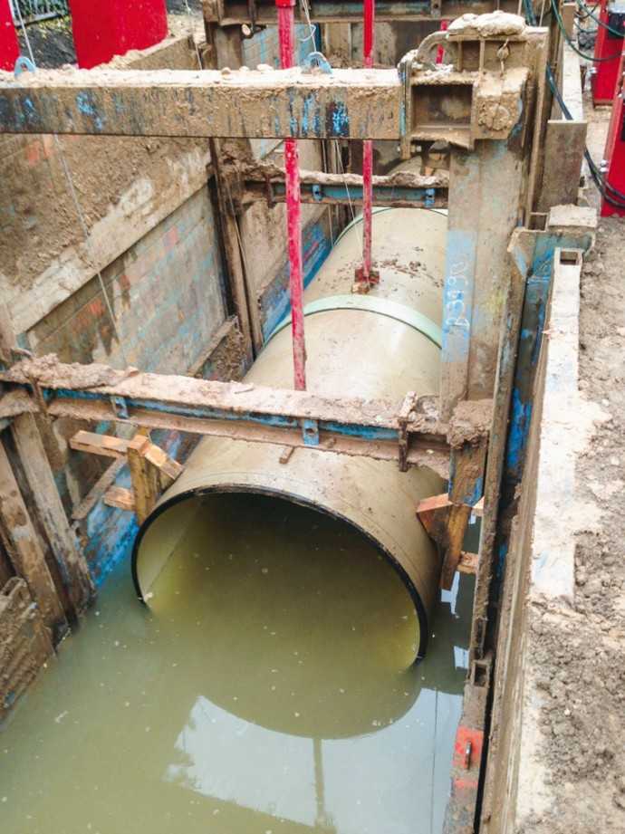 Schwimmende Verlegung: Einbau eines Abwasserrohres bei erhöhtem Grundwasser mittels RSS-Rohrverlegehilfe in Flüssigboden. | Foto: FiFB Leipzig