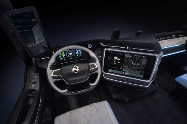 Das Cockpit vom Nikola TRE: Über das Infotainmentsystem lassen sich Fahrzeugfunktionen wie Klima, Spiegelverstellung, Fahrhöhe oder Navigation bedienen.