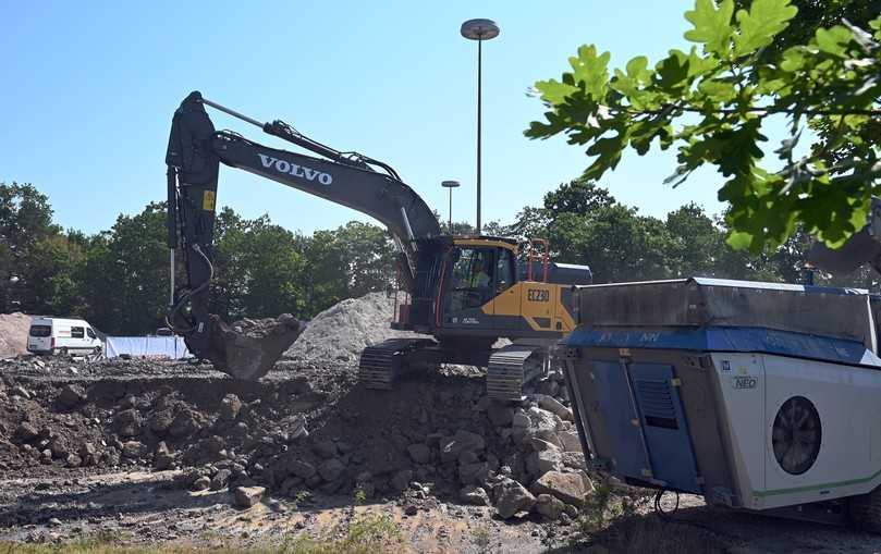 Der kraftvolle Volvo EC230 Electric-Raupenbagger beschickt den Kleemann Elektro-Brecheranlage mit Restbeton. | Foto: QUATEX Der kraftvolle Volvo EC230 Electric-Raupenbagger beschickt den Kleemann Elektro-Brecheranlage mit Restbeton. | Foto: QUATEX