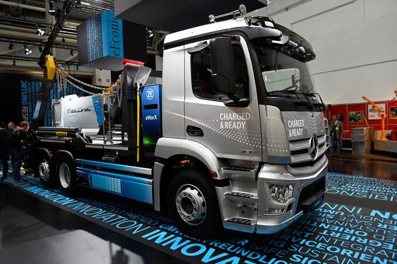 Auf Basis des vollelektrischen eActros 6x2 zeigte Mercedes erstmals einen Absetzkipper mit Palfinger-Aufbau. | Foto: Quantron