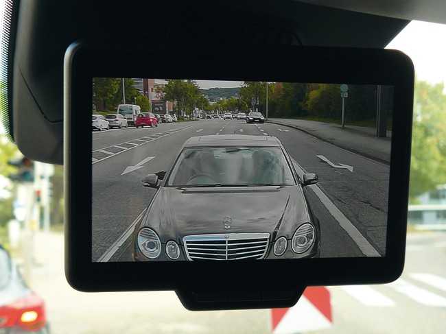 Blick zurück beim Fahrtest: Kamera hoch auf dem Heck, drinnen Monitor statt Innenspiegel mit gestochen scharfem Bild. | Foto: Randolf Unruh