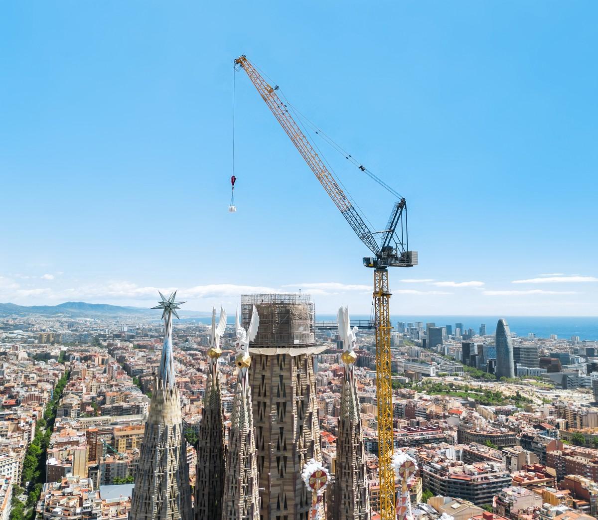 Premiere für den Liebherr 710 HC-L in Spanien: Am Turm des Jesus Christus erreicht er eine Höhe von 172 Metern. | Foto: Liebherr