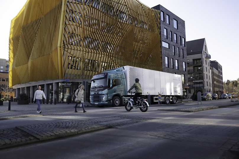 Nach Unfällen mit E-Lkw der Volvo Gruppe können sich Ersthelfer jetzt per Sicherheits-App über das richtige Vorgehen zur Rettung von Menschenleben informieren. | Foto: Volvo Trucks 