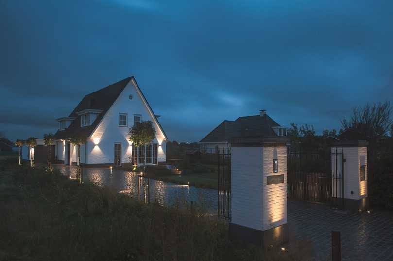 Beispiel einer blendfreien Beleuchtung von Haus und Einfahrt. | Foto: in-lite