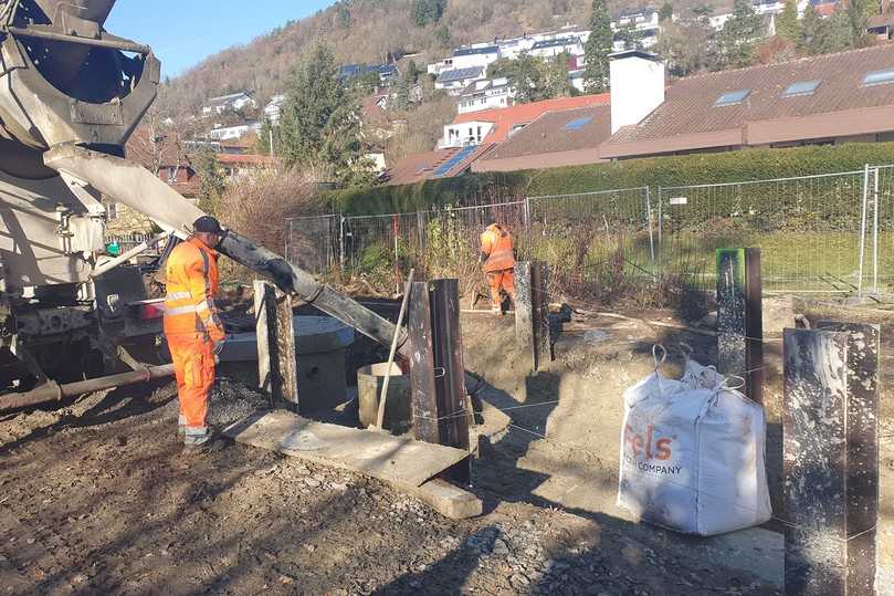 Nach der Verlegung des Stauraumkanals und dem Setzen der Schächte wird der Rohrgraben mit Fl�üssigboden verfüllt. | Foto: Amiblu