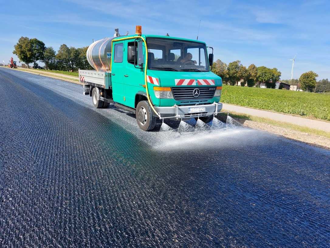 Asphaltbau bei Hitze: Kalkmilch verbessert den Schichtenverbund