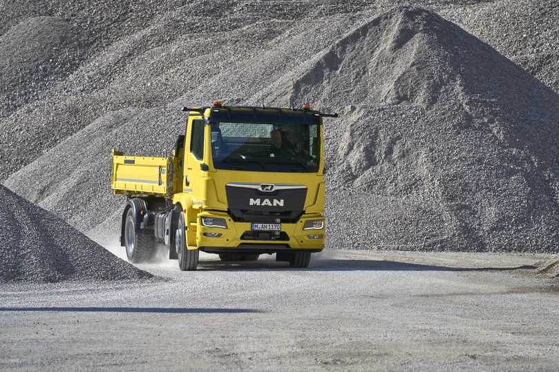 Fahrerassistenz- und Sicherheitssysteme wie Spiegelkamera und Abbiegehilfe auf der Beifahrerseite sind auch für mittelschweren TGM-Dreiseitenkipper zu haben. | Foto: MAN Truck & Bus