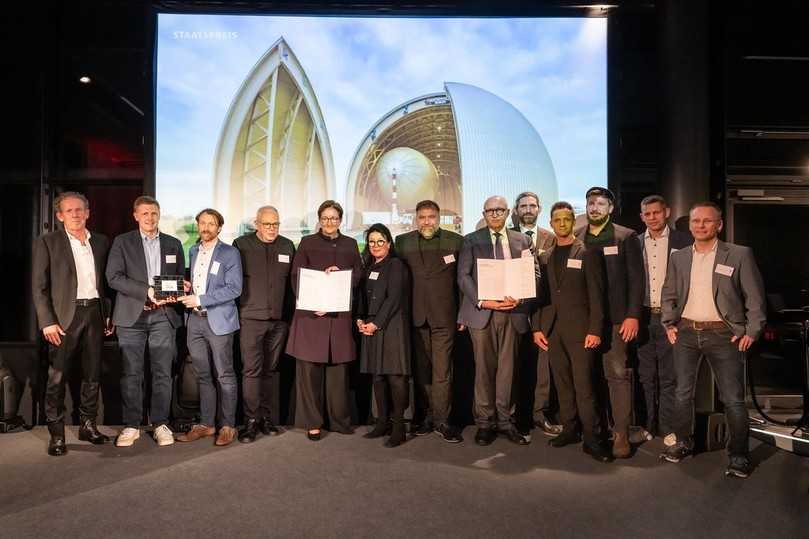 Die Gewinner des Deutschen Ingenieurbaupreis 2024: Tobias Wiesenkämper (2. v. l.); Falk Hoffmann-Berling (3. v. l.); Bundesministerin Klara Geywitz (5. v. l.) und Dr.-Ing. Heinrich Bökamp, Präsident der Bundesingenieurkammer (8. v. l.) | Foto: BMWSB/Christoph Petras