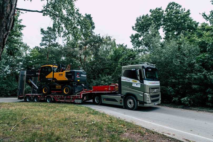 Die Volvo FH Electric-Sattelzugmaschine dient auch als Tieflader für die vollelektrische Baumaschinen. | Foto: QUATEX Die Volvo FH Electric-Sattelzugmaschine dient auch als Tieflader für die vollelektrische Baumaschinen. | Foto: QUATEX