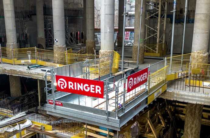 Mit einer Gesamtlänge von 8,50 m und einer nutzbaren Fläche von 5 x 2,6 m schafft die Ringer-Ausfahrbühne Platz, um Baustoffe und Gerät per Kran zwischen den Etagen zu transportieren. | Foto: Ringer GmbH