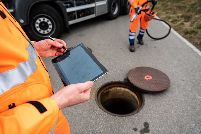 Dokumentation der Arbeit. Der Planausschnitt aus dem „Digitalen Zwilling“ wird anschließend vom Tablet in die Cloud geladen. | Foto: Mökah AG