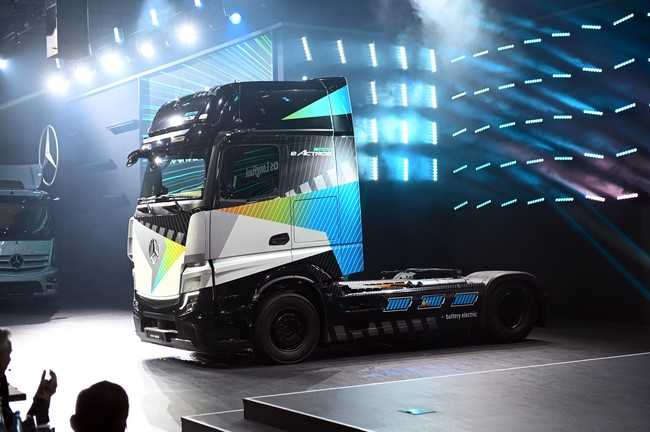 Noch auf der Messe gewinnt der Mercedes-Benz eActros LongHaul die Trophäe „2023 Truck Innovation Award“, die von einer internationalen Jury vergeben wird. | Foto: Quatex