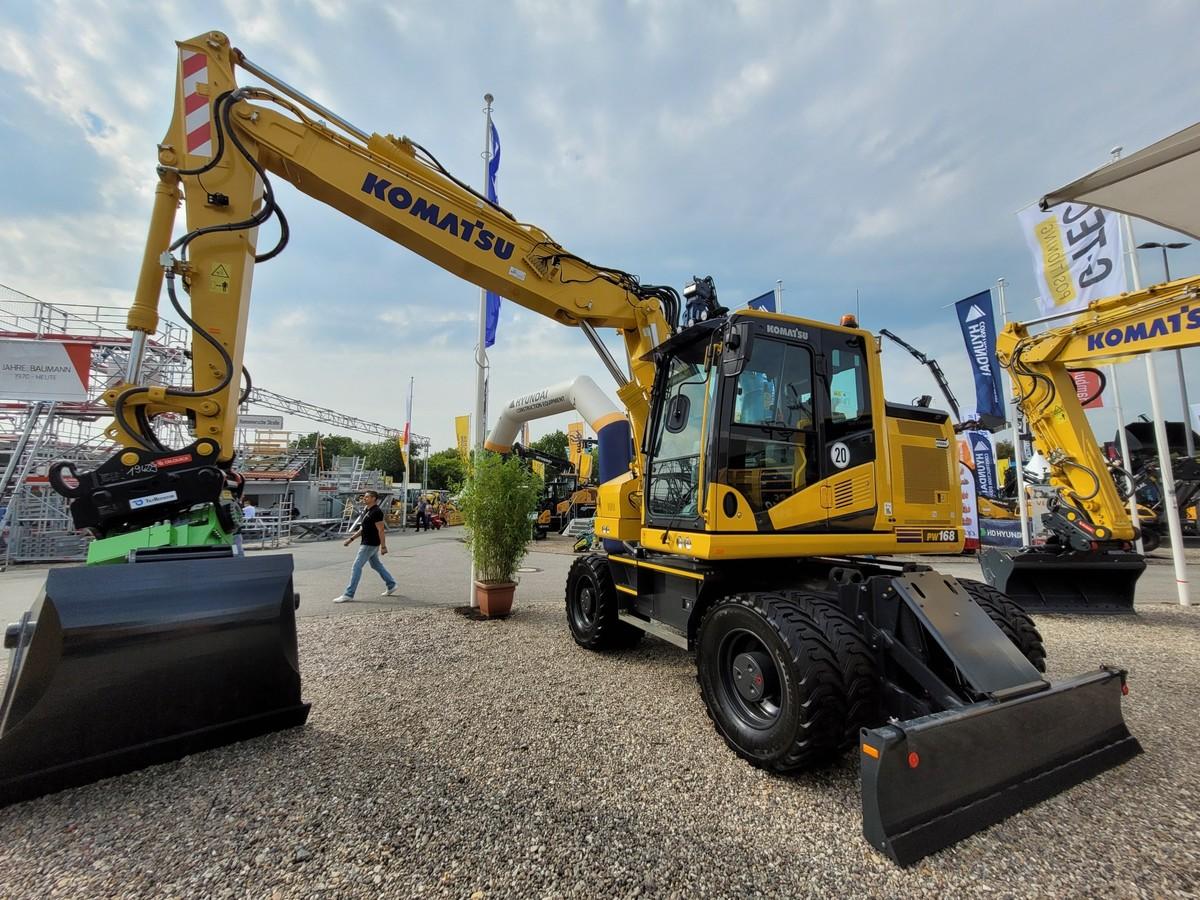 Mit dem Mobilbagger PW168-11 hat Komatsu seine  Kurzheckbagger-Palette um die 20-Tonnen-Klasse erweitert. | Foto: bb