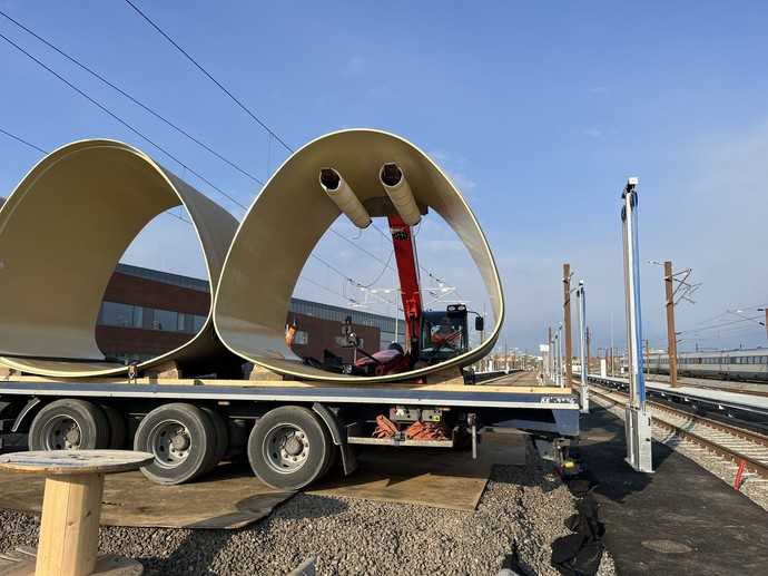 Per Lkw wurden jeweils vier Profile zur Baustelle gefahren. Das letzte Stück erledigte der Gabelstapler. | Foto: Aarsleff