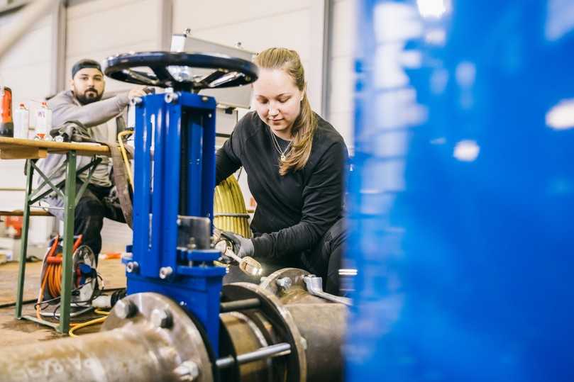 Optische Inspektion der sanierten Abwasserdruckleitungen im IKT-Großversuchsstand | Foto: IKT