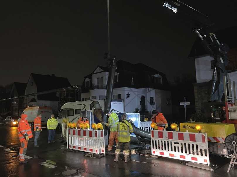 In Teamarbeit wurde hier die Abwasserüberleitung an der Kreuzung Gierather Straße und Schlodderdicher Weg in Bergisch Gladbach aufgebaut. | Foto: Janßen Umwelttechnik