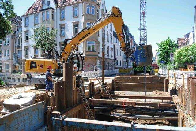 Mit dem Schlauch an der Auslauföffnung lässt sich der Flüssigboden kontrolliert und zielgenau einbauen.