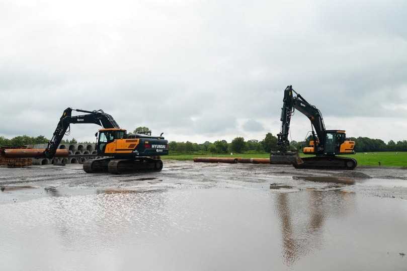 Vorbereitung eines Material-Lagerplatzes entlang der Pipeline-Baustelle mit dem Hyundai HX300A NL – hier kommt es auf Feinfühligkeit an. Planumsarbeiten erleichtern diverse Funktionen der Baggersteuerung. | Foto: Hyundai/OBA