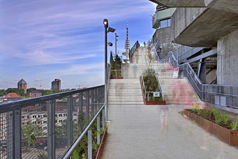 Über Treppen und Rampen führt der sogennante Bergpfad rund um den Bunker. | Foto: DW Systembau