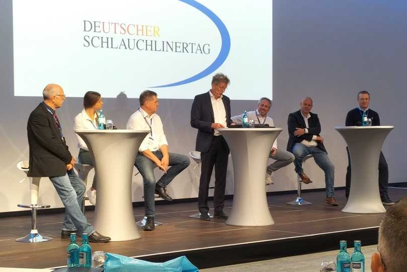 Die Teilnehmer der ersten Podiumsdiskussion (v.l.): Dipl.-Ing. Roland Wacker (Ingenieurbüro Wacker), B.Sc. Michelle Peeck (Siebert+Knipschild), Dipl.-Ing. Christoph Bretschneider, Moderator Artur zu Eulenburg, M.Eng. Markus Dohmann (Stadt Backnang), Daniel Will (Impreg), Dipl.-Ing. Volker Neubert (Aarsleff) | Foto: B_I/Valdix