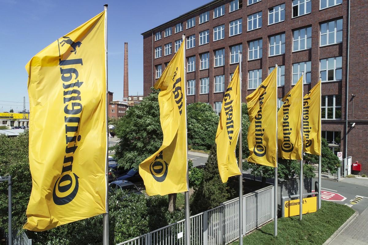 Ein Reifenhersteller zeigt Flagge: Vor dem Firmengebäude wehen gelbe Fahnen mit dem Conti-Logo. | Foto: Continental AG