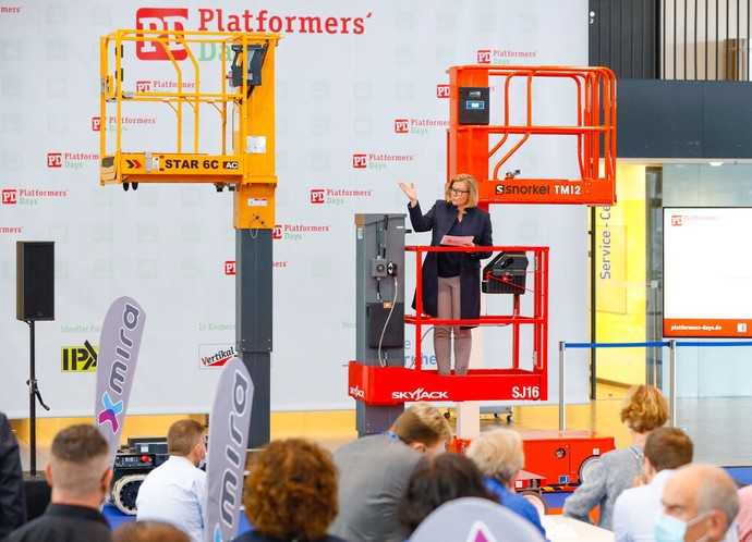 Die Geschäftsführerin der Messe Karlsruhe, Britta Wirtz, eröffnet die Platformers' Days. | Foto: Messe Karlsruhe/ Jürgen Rösner