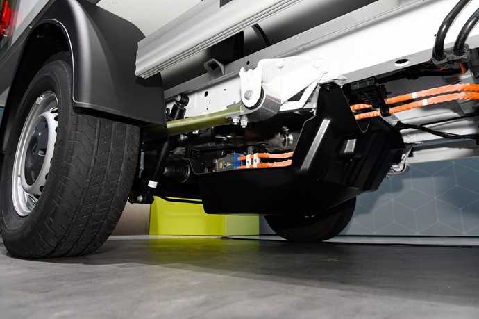 Das Heck des eSprinter-Pritschenwagens verfügt über eine Kugelkupplung für 1,5 t schwere Anhänger. | Foto: Mercedes, QUATEX