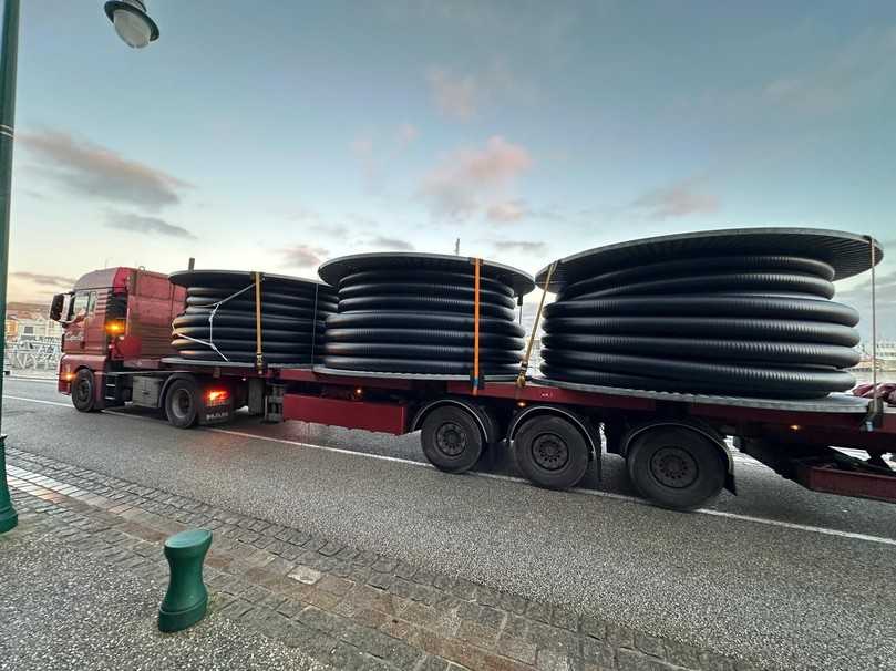 Knapp 4 m hoch, 910 kg schwer – die Rohrtrommeln mussten per Spezialtransport von Kleindöttingen nach Les Sables d’Olonne geliefert werden. | Foto: Brugg Pipes Knapp 4 m hoch, 910 kg schwer – die Rohrtrommeln mussten per Spezialtransport von Kleindöttingen nach Les Sables d’Olonne geliefert werden. | Foto: Brugg Pipes