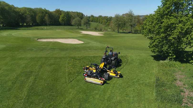 Mehr Arbeitsbreite mit dem MU-E/F-Vario 360 beim Einsatz auf dem Fairway. | Foto: Müthing