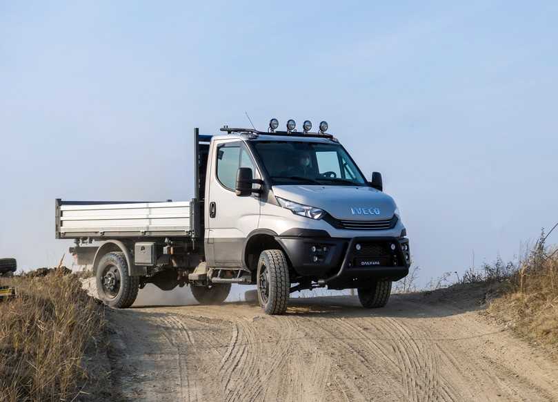 Hochbeinig und alle Räder angetrieben – so pflügt der Iveco Daily 4x4-Kipper über jeden Untergrund. | Foto: Iveco