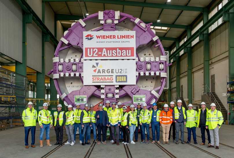 Das Herrenknecht-Team präsentiert die Tunnelbohrmaschine den Vertretern der Wiener Linien, dem Bauherrn, und der bauausführenden Arbeitsgemeinschaft von Strabag und Porr. | Foto: Herrenknecht