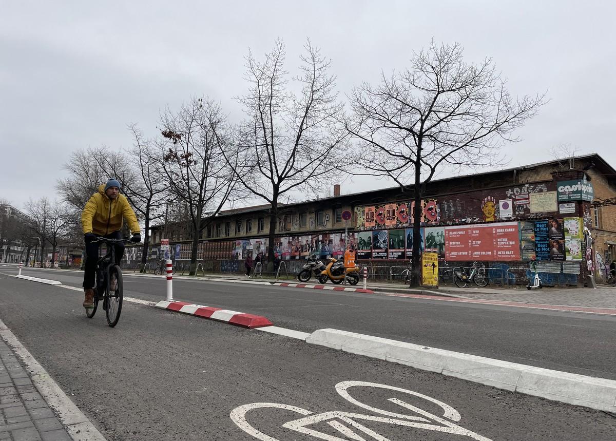 Sicher unterwegs dank aufgeklebter und farbig markierter Bordsteine. | Foto: Meudt