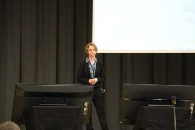 Nadine Appler von der Kommunal Agentur NRW sprach in ihrem Vortrag über die rechtlichen Grundlagen der Starkregenvorsorge. | Foto: TAH